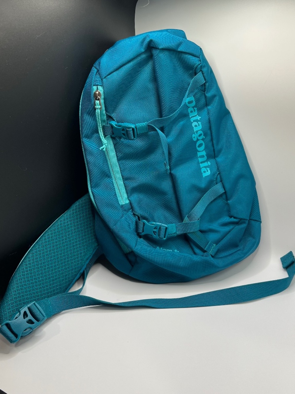 Patagonia Atom 8 Liters Sling Bag Vibrant Teal. Nylon Blend. Water Resistant